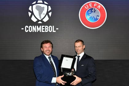 Alejandro Domínguez, presidente de la Conmebol, y Aleksander Ceferin, titular de la UEFA. La Conmebol también corrió para el 2021 su torneo continental, la Copa América.