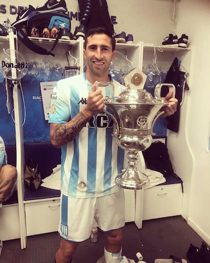 Alejandro Donatti llegó a Racing en enero de 2018, sumó 55 presencias y levantó dos trofeos; el principal es el que sostiene en la imagen, el de la Superliga 2018/2019.