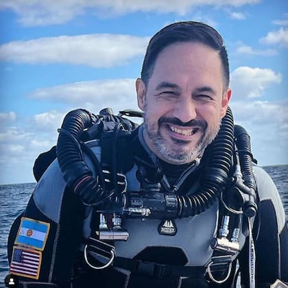 Alejandro Dutto empezó con la pasión por el buceo en el año 2006, en Brasil y desde ahí no paró