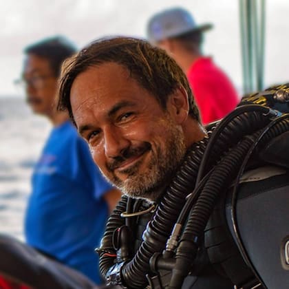 Alejandro Dutto es ingeniero en telecomunicaciones y experto en ciberseguridad, pero también dedica tiempo a su vocación como buzo técnico y recorre especialmente naufragios de guerra en los mares del mundo