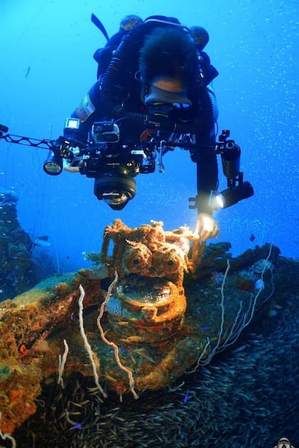 Alejandro Dutto graba los restos del submarino USS Apogon