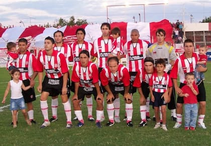 Alejandro (el más alto de la fila de arriba) surgió de 9 de Julio, de Rafaela, club en el que jugó el Torneo Argentino A.