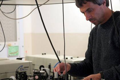 Alejandro Fainstein en el laboratorio de Fotónica y Optoelectrónica del Centro Atómico Bariloche