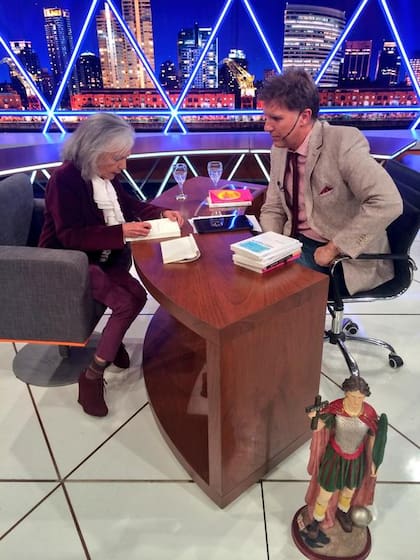 Alejandro Fantino entrevista a Beatriz Sarlo en Animales Sueltos. Junto al escritorio, la imagen de San Expedito que acompaña al periodista en cada programa