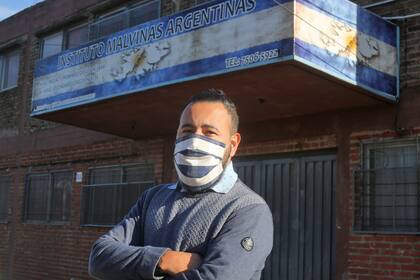 Alejandro frente a la Escuela Malvinas Argentinas, en Quilmes