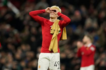 Alejandro Garnacho celebra tras la victoria de Manchester United contra Barcelona en los playoffs de la Europa League