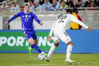 Alejandro Garnacho elude a Haxel Quiroz, de Costa Rica, en un partido amistoso disputado el martes 26 de marzo de 2026, en Los Ángeles (AP Foto/Eric Thayer)