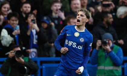 Alejandro Garnacho festeja tras convertir de penal el 7-0