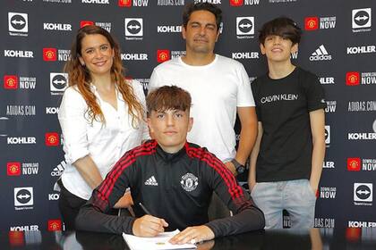 Alejandro Garnacho firma contrato con Manchester United; lo acompañan su mamá Patricia Ferreyra Fernández, su papá Alex y su hermano Robert