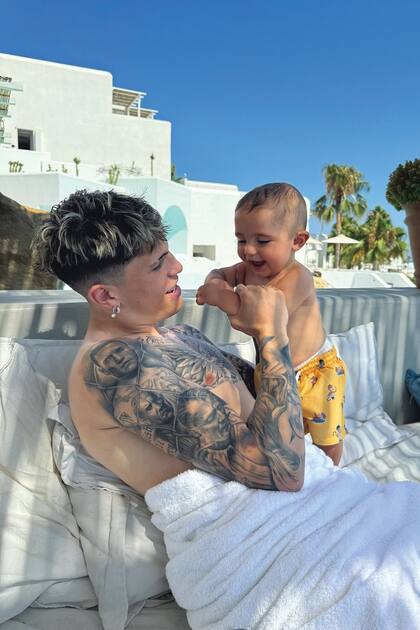 Alejandro Garnacho juega con su hijo, Enzo –fruto de su relación con la española Eva García–, durante su estadía en Mykonos.