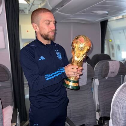 Alejandro Gómez con la Copa del Mundo en el viaje rumbo a la Argentina