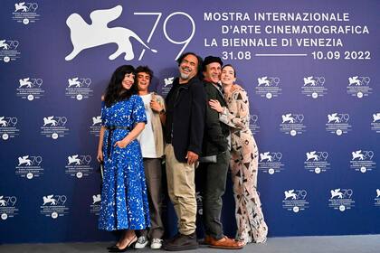 Alejándro González Iñárritu junto al elenco de Bardo: Griselda Siciliani, Iker Sanchez Solano, Daniel Giménez Cacho y Ximena Lamadrid