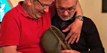 Alejandro Gorzelany, con su casco de la guerra de Malvinas entregado por el coleccionista inglés