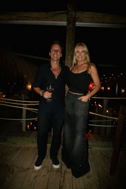 Alejandro Gravier y Valeria Mazza se sumaron a sus amigos en la fiesta de las burbujas