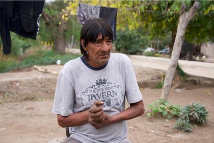 Alejandro Hernan Olmos vive solo y del "lado malo" de Las Talas