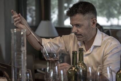 Alejandro Iglesias durante la sesión para elaborar el nuevo corte de bodega Flichman y BONVIVIR