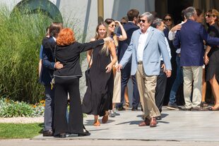 Alejandro "Jandri" Blaquier se dirige a la capilla. De espaldas se ve a Cristina Guzmán abrazando a Ignacio Blaquier.