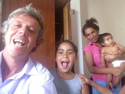 Alejandro junto a Magalí y dos de sus hijos en el nuevo hogar de la familia Duarte