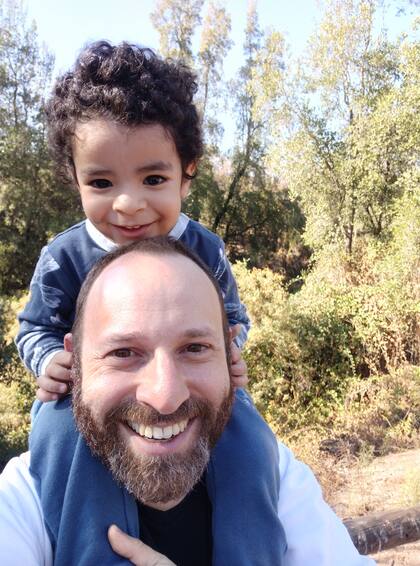 Alejandro, junto a su hijo.