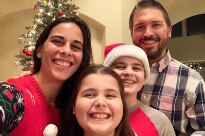 Alejandro, junto a su familia.