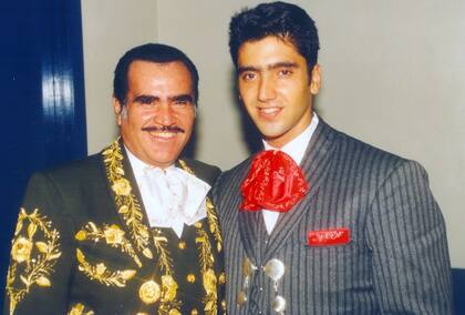 Alejandro junto a su papá Vicente Fernández