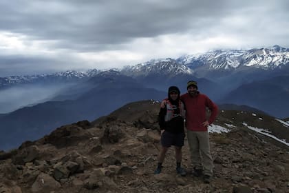 Alejandro, junto a un amigo en las montañas chilenas.