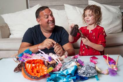 Alejandro Kilstein en pleno momento de juego con su hija Emma, de 5 años