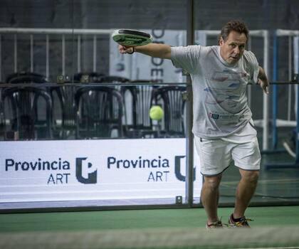 Alejandro Lasaigues, que supo ser número 1 del mundo por una década, es el dueño de 15 cancha de pádel y juega con paletas con entramado de carbono