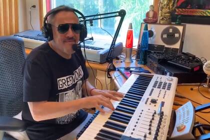 Alejandro Lerner apeló a la virtualidad para seguir ofreciendo su arte