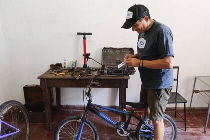 Alejandro lleva 44 bicicletas reparadas en su taller; sueña con tener su propia bicicletería