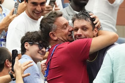 Alejandro Lombardo, entrenador de Zeballos, felicita a su pupilo