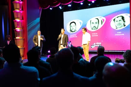 Alejandro Macfarlane, Marcos Galperin y Kony Strazzolini presentan a los Miami Sharks. Macfarlane jugó al rugby en Belgrano Athletic Club, mientras que Galperin fue un destacado jugador de San Andrés.