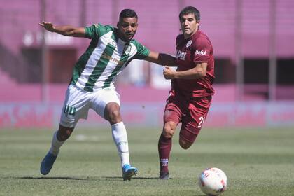 Alejandro Maciel, defensor de Banfield, persigue a Malcorra, de Lanús