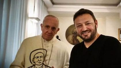Alejandro Marmo junto al papa Francisco, cuando le regaló una imagen del Cura Brochero en 2016