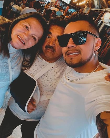 Alejandro Martín posa orgulloso con sus papás