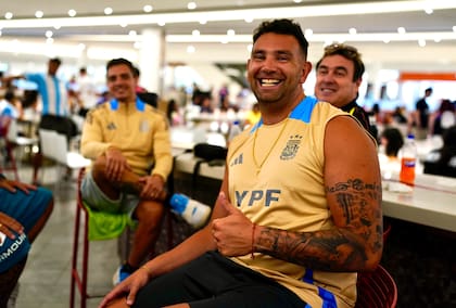 Alejandro Martínez, hermano de Dibu, en la previa al partido