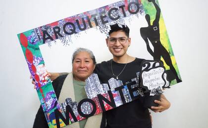 Alejandro Montero junto a su madre, tras recibirse de Arquitecto en la UNSAM