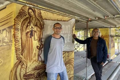 Alejandro Morales y Roberto R. Pozos frente a uno de los murales de Chicano Park financiado por Brown Image Car Club.