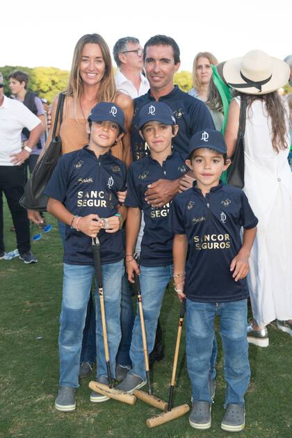 Alejandro Muzzio suplantó a Diego Cavanagh (estaba lesionado), con su mujer, Victoria Ramírez, y sus hijos. 