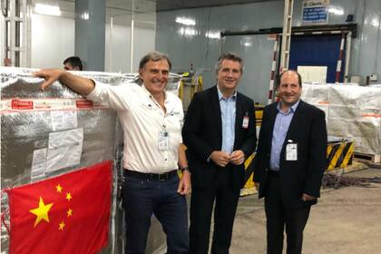 Alejandro Pannunzio, de Berries del Sol, la empresa exportadora, el secretario Luis Miguel Etchevehere, y Gabriel Wasserman, de la entidad de productores Apama