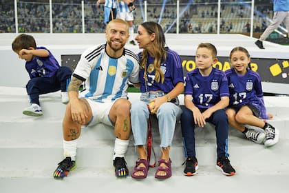 Alejandro “Papu” Gómez con su mujer, Linda Raff, y dos de sus tres hijos, Bautista (10) y Coti (7).