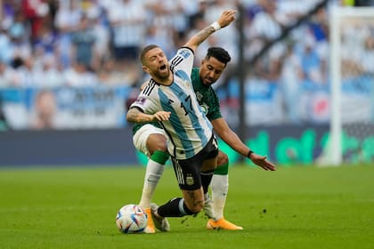 Alejandro 'Papu' Gómez es derribado por uno de los futbolistas de la selección de Arabia Saudita
