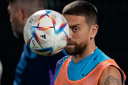 Alejandro "Papu" Gómez observa la pelota durante un entrenamiento de la selección argentina en Qatar; acaba de ser sancionado con dos años de suspensión por un control antidoping que le dio positivo en noviembre del año pasado