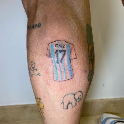 Alejandro "Papu" Gómez se tatuó la camiseta de la selección argentina con el dorsal número 17
