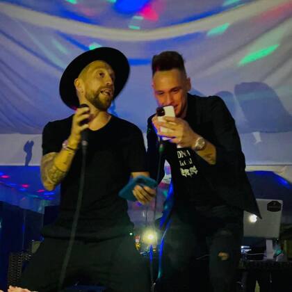 Alejandro "Papu" Gómez y Lucas Ocampos cantando en un karaoke