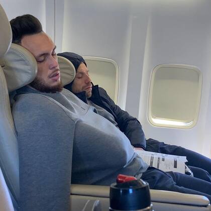 Alejandro "Papu" Gómez y Lucas Ocampos durmiendo en un avión