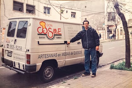 Alejandro ploteó la camioneta con el slogan que destaca a la gran cantidad de quesos del lugar