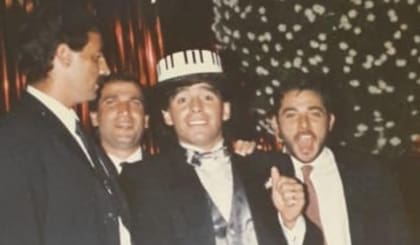 Alejandro Pont Lezica (DJ) a la izquierda de Maradona. A la derecha Rafael Feriozzi y de costado, Santiago Sansot