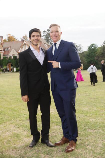 Alejandro posa con su hijo Nahuel.