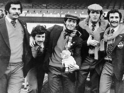 Alejandro Puccio, en el centro, con sus compañeros de los Pumas, en 1985